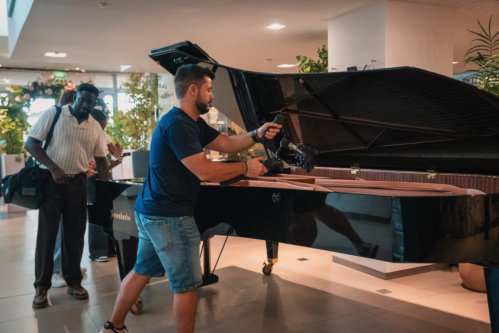 Prise de vue au Ronin autour d'un piano à queue