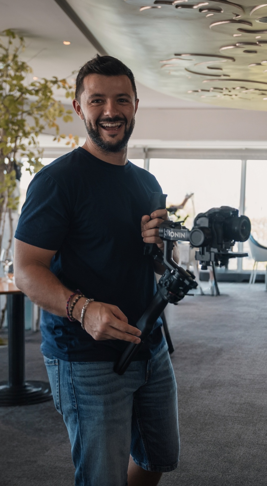 Maxime Lacrampe, vidéaste, avec son stabilisateur Ronin